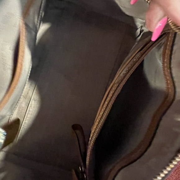 Michael Kors Mercer
Solid caramel color/tan
Like new / no stains
11X9X6 - Picture 4 of 4